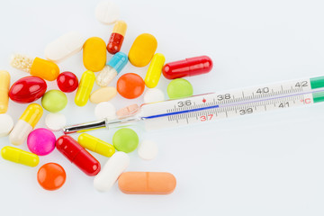 Tabletten und Fieberthermometer