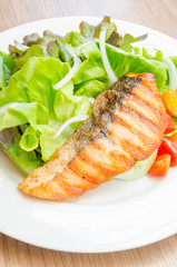 Grill salmon salad