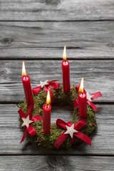 Weihnachten: Adventskranz mit vier roten Kerzen