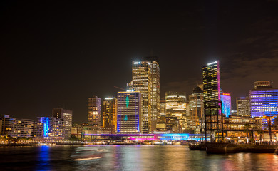 Fototapeta premium Nocny krajobraz miasta Sydney.