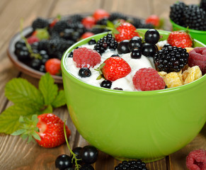 Muesli with yoghurt and berries