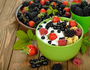Muesli with yoghurt and berries