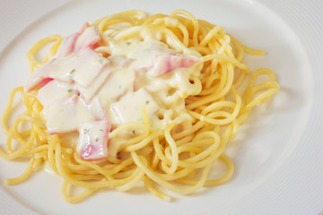 Spaghetti carbonara with ham