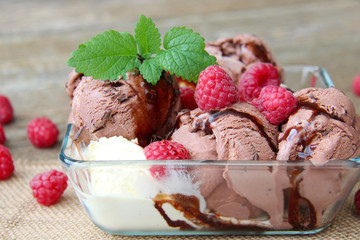 Schoko-und Vanilleeis mit Zitronenmelisse und Himbeeren