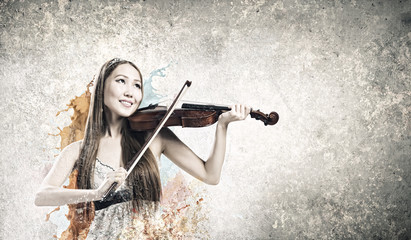 Woman violinist