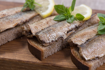 sprats lying on pumpernickel bread