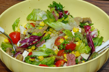 Insalata mista nella terrina primo piano