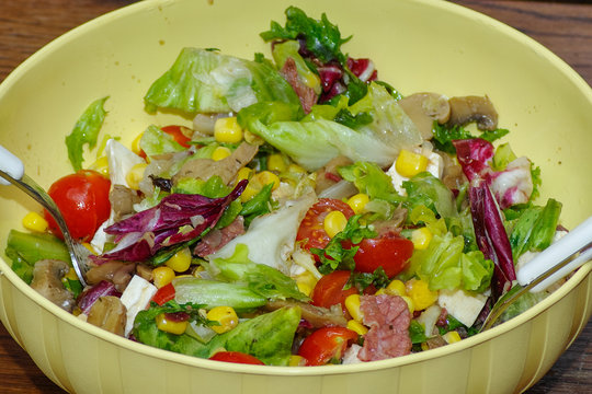 Insalata mista nella terrina primo piano