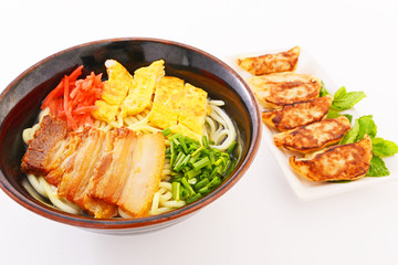 おいしそうな沖縄そばと餃子
