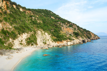 Naklejka premium Beautiful remote beach with crystal clear water