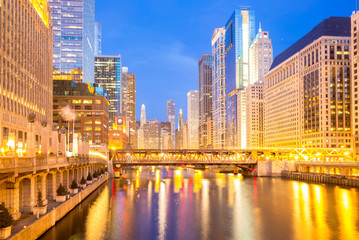 Fototapeta premium Śródmieście Chicago i zmierzch nad rzeką
