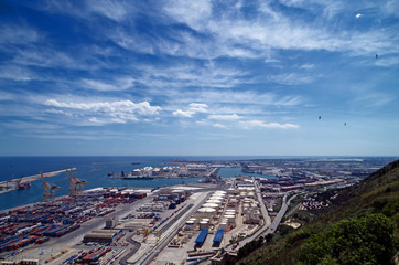 Wolken über dem Hafen von Barcelona