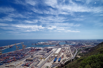 Fototapeta premium Horizont über dem Hafen von Barcelona