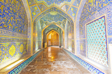 Fototapeta na wymiar Interior and passage Sheikh Lotfollah Mosque in Isfahan, Iran