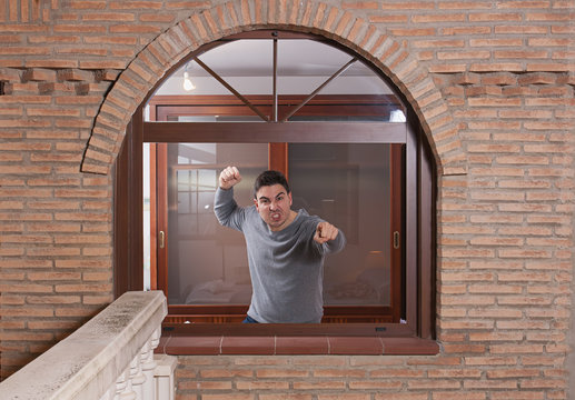 hombre en ventana