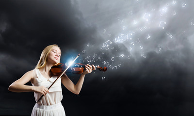 Woman violinist