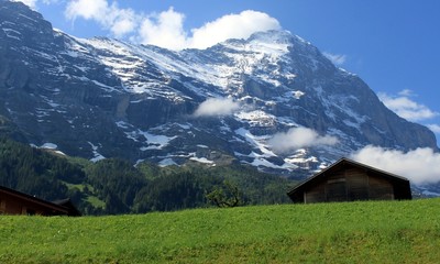 Fototapeta na wymiar Berghütte vorm Eiger
