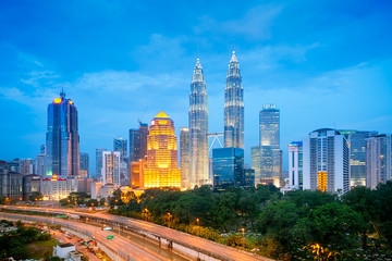 Naklejka premium Nocny widok na panoramę Kuala Lumpur.