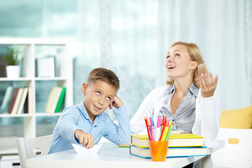 Obraz premium Boy with paper plane