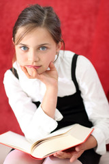 Dziewczynka czytająca książkę - obrazy, fototapety, plakaty