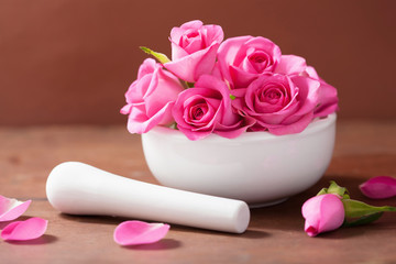 Obraz na płótnie Canvas mortar with rose flowers for aromatherapy and spa