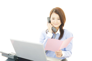 受話器を持つ女性