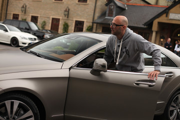 Fototapeta premium Mann steigt in Luxus Limousine