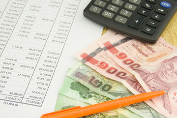 Obraz premium Bill on finance account with pen and calculator