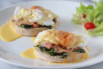 Eggs benedict with chives