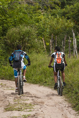 	escursionisti in mountain bike