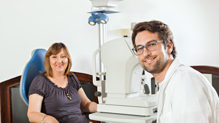 Obraz premium At the Optician