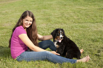 Teenager mit Berner Sennenhund