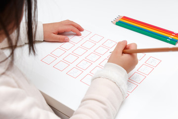 ひらがなを勉強する女の子