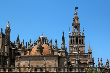 Fototapeta na wymiar Katedra Najświętszej Marii Panny Stolicy i Giralda w Sewilli, w Hiszpanii