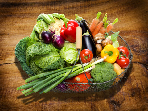 Gemüsekorb auf Holztisch