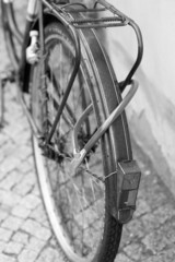 altes angeschlossenes Fahrrad