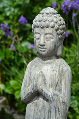 Fototapeta na wymiar Boeddha in de lavendeltuin