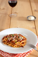 spaghetti bolognese with red wine