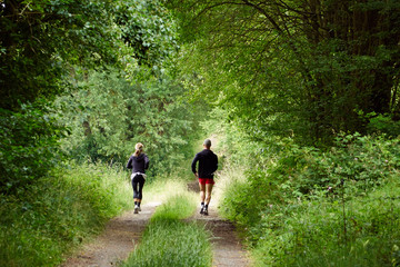 Paar beim joggen in der Natur