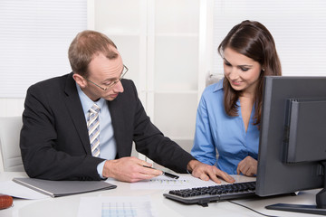 Obraz premium Besprechung im Team: Business Meeting - Mann und Frau