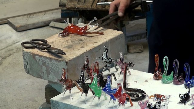 Craftsman makes glass horse in the glass blower workshop