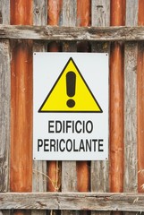 segnale di pericolo,cartello  avvertenza  edificio pericolante