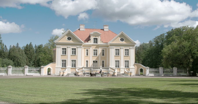 A horse carriage arriving from Estonia FS700  4K RAW odyssey 7Q