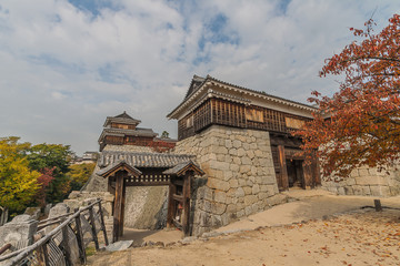 秋の松山城の戸無門と筒井門