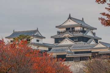 秋の松山城の大天守と一ノ門南櫓と小天守