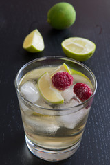 Cocktail mit Himbeere und Limette