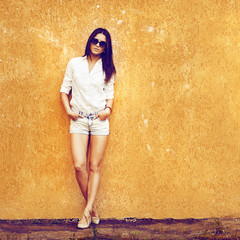 Outdoor portrait of young fashion woman wearing sunglasses - ful