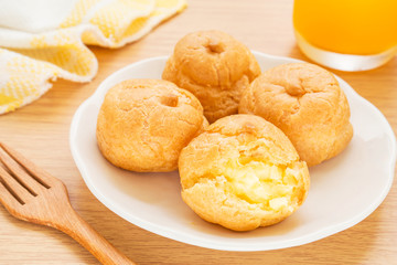 Cream puffs and juice .