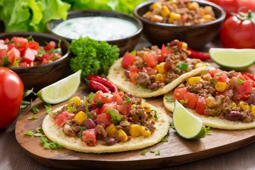 Crédence de cuisine en verre imprimé Plats de repas Mexican cuisine - tortillas with chili con carne, tomato salsa