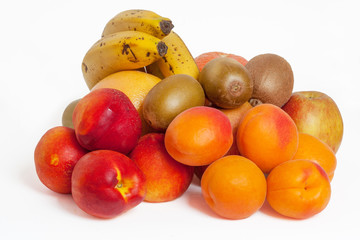 Assortiments de fruits d'été sur fond blanc